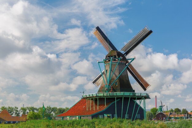 Paysage rural pittoresque avec des moulins à vent à Zaanse Schans près de la rivière, Hollande, Pays-Bas