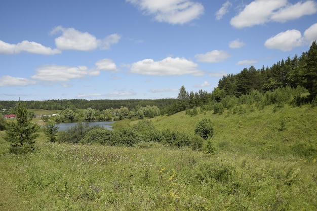 Un paysage rural une rivière entre les collines sous un ciel bleu Ulyanovsk Russie