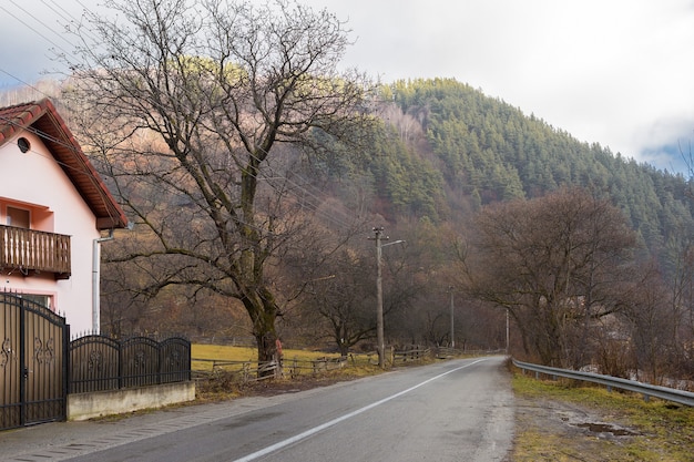 Paysage rural Roumanie, temps nuageux du matin dans les montagnes