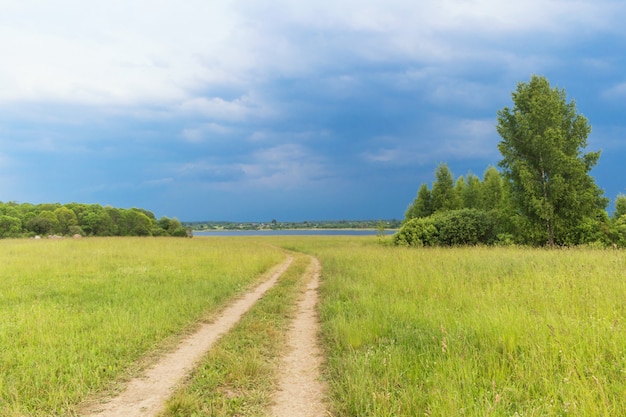 Paysage rural avec route de campagne, le ciel avant la tempête