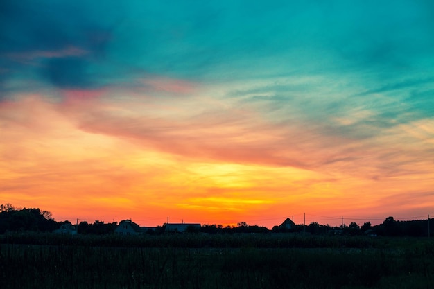 Paysage rural en soirée au coucher du soleil avec ciel nuageux