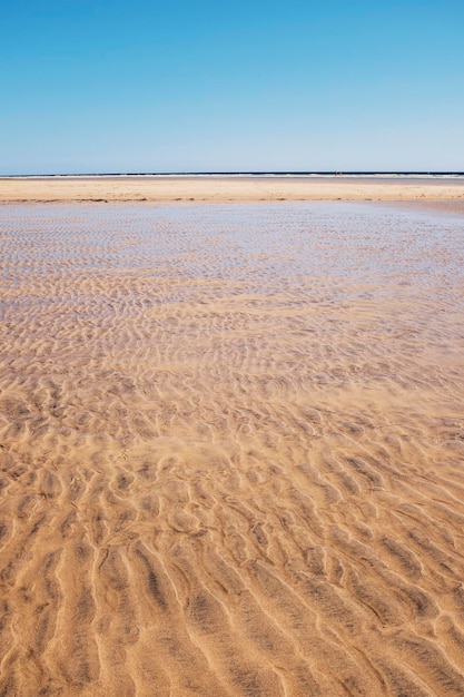 Paysage de sable et de plage avec de l'eau de mer tropicale propre et transparente Ciel bleu en arrière-plan