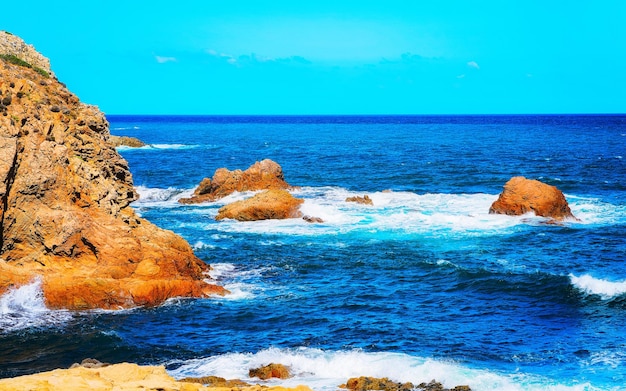 paysage sarde; mer italie; province de Cagliari; plage de détente; été de sable; voyage vers le sud; soleil du rivage ; aventure turquoise; côte méditerranéenne ; île aérienne ; voir sardaigne; ville européenne; em sarde