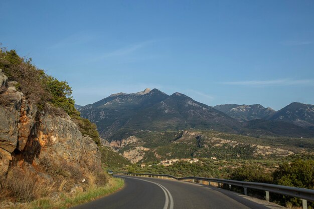 Paysage serein de la Grèce Montagnes majestueuses et nature préservée sur l'autoroute