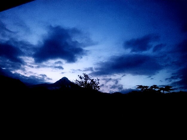 Le paysage de la silhouette contre le ciel bleu