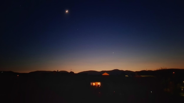 Le paysage de la silhouette contre le ciel clair la nuit