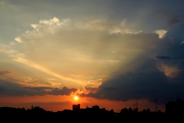 Le paysage de la silhouette contre le ciel pittoresque