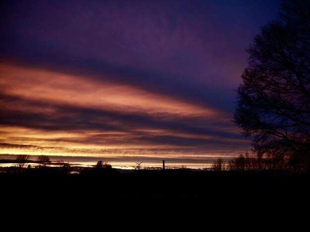 Photo le paysage en silhouette contre le ciel spectaculaire au coucher du soleil