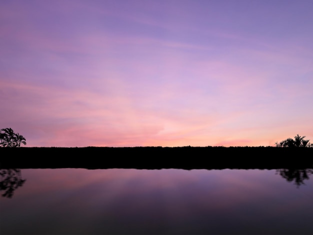 Paysage de silhouette avec fond de ciel crépusculaire