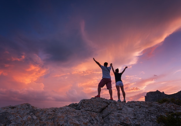 Paysage avec des silhouettes d'un jeune homme et femme debout