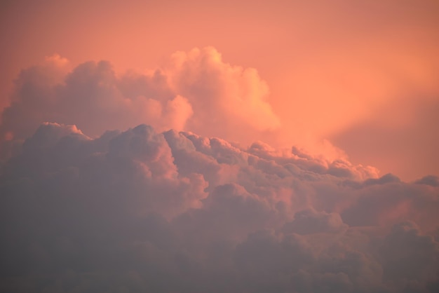 Paysage de soirée coloré avec un nuage de couleur pastel doux sur un ciel coucher de soleil teinté à l'aquarelle. Fond de nature abstraite.