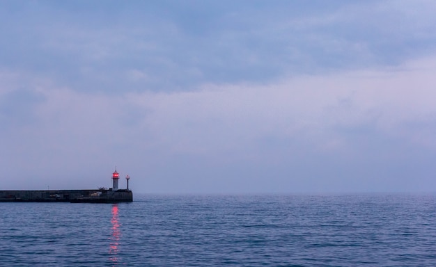 Paysage de soirée mer avec phare