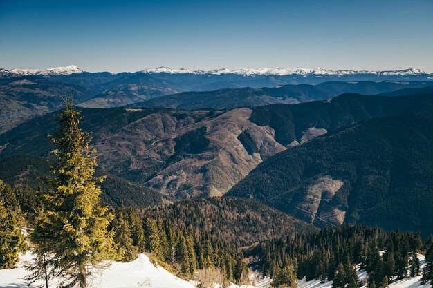 Paysage de sommets enneigés fin hiver début printemps