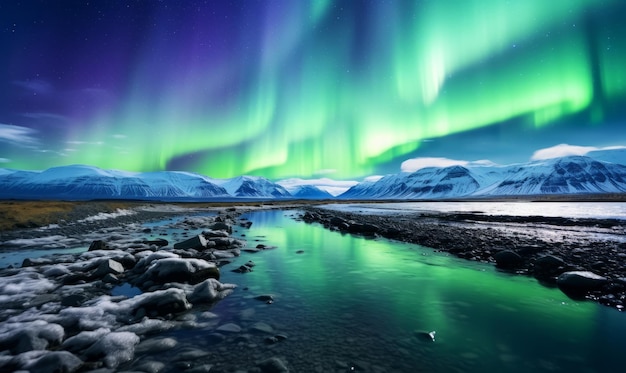 Paysage spectaculaire avec de magnifiques aurores boréales, spectacle de lumière dans le ciel