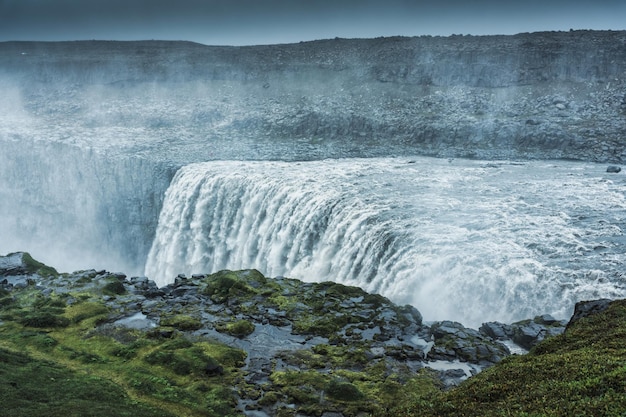 Paysage spectaculaire de la puissante cascade de Dettifoss qui coule en été sur le parc national du Vatnajokull, au nord-est de l'Islande