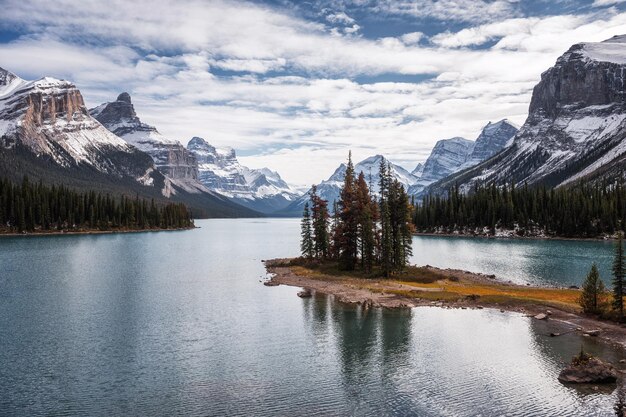 Paysage De Spirit Island Avec Les Rocheuses Canadiennes Dans Le Lac Maligne Au Parc National Jasper Canada