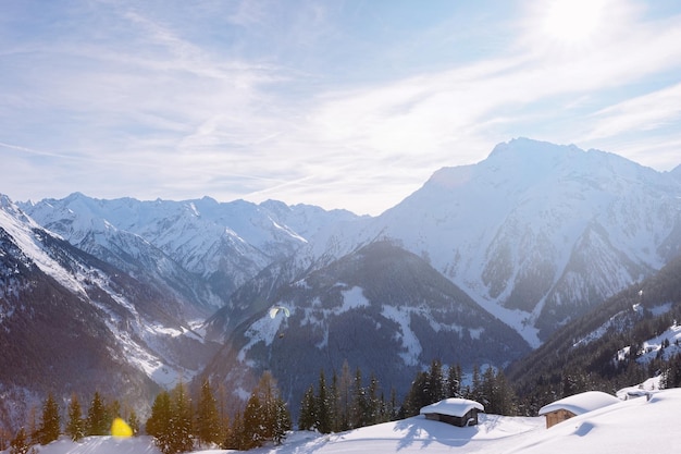 Paysage de la station de ski de Penken et chalet enneigé à Zillertal au Tyrol. Mayrhofen en Autriche en hiver dans les Alpes. Montagnes alpines avec de la neige. Ciel bleu et pistes blanches à Zell am Ziller.