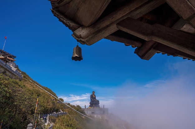 Paysage avec statue de Bouddha géant au sommet du mont Fansipan région de Sapa Lao Cai Vietnam statue du Bouddha Amitabha au sommet de Fansipan le toit de l'Indochine