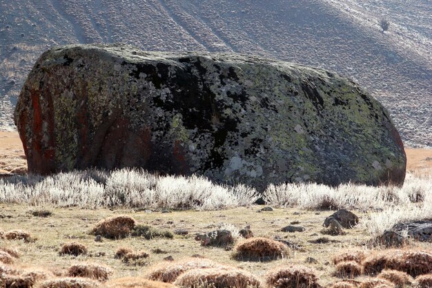 Paysage de steppe et gros rocher Creux volcanique