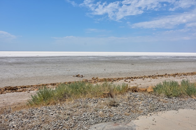 Paysage d'une surface de lac salé déserte