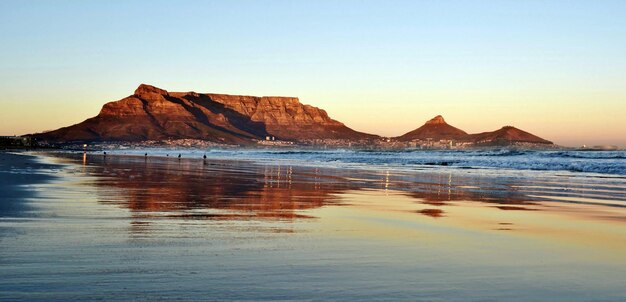 Paysage avec Table Mountain au lever du soleil