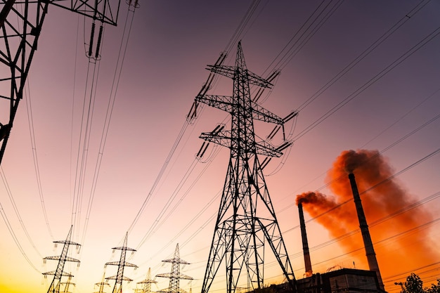 Paysage technogénique urbain L'énergie du poteau dans les rayons du soleil levant Poteaux pour le transfert du concept de piliers électriques en acier à haute teneur en plomb