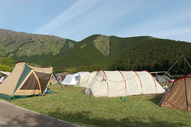 Paysage avec des tentes de camping sur la rive du lac Tanuki Fujinomiya City Japon