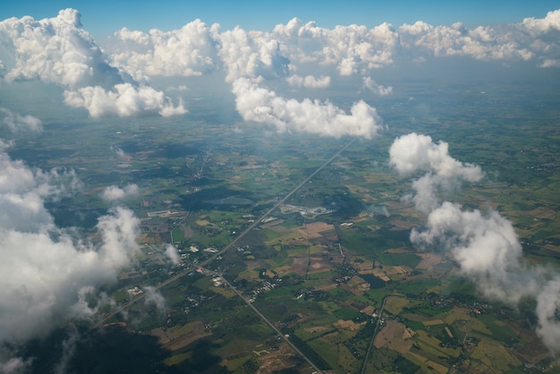 Photo paysage de la terre vu de l'avion. surface de la terre sous les nuages ​​blancs de vue aérienne.