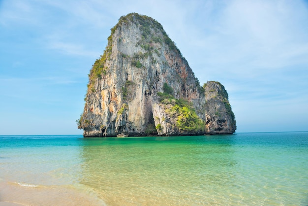 Paysage thaïlandais avec mer tropicale près de la plage de sable et de l'île rocheuse au premier plan et à l'horizon