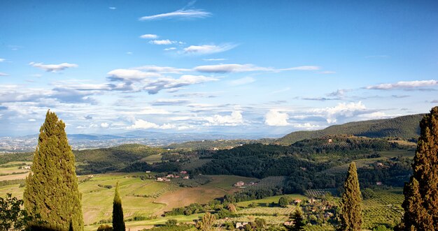 Paysage toscan typique avec des collines.