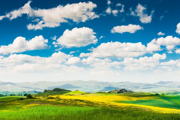 Paysage de Toscane, Italie. Des champs verts et le ciel bleu.