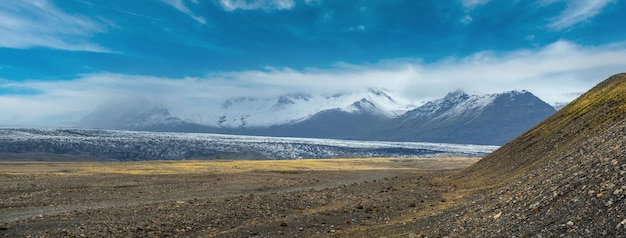 Photo paysage de toundra d'automne en islande près du glacier haoldukvisl la langue du glacier d'islande glisse depuis la calotte glaciaire de vatnajokull ou le glacier de vatna près du volcan sous-glaciaire esjufjoll non loin de la rocade d'islande