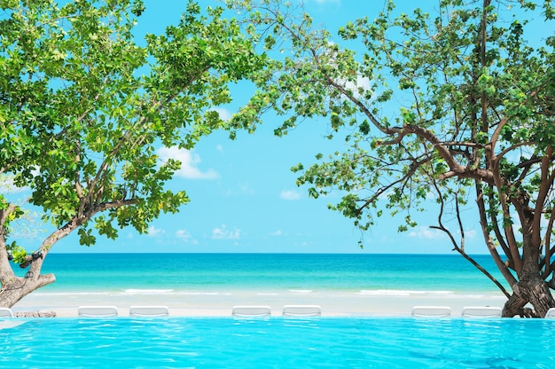 Paysage très belle piscine et plage tropicale