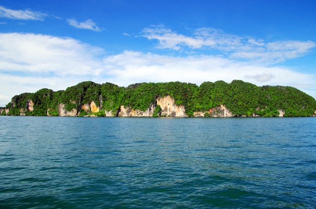 Paysage tropical avec île et mer