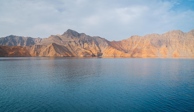 Paysage tropical de mer avec montagnes et fjords Oman