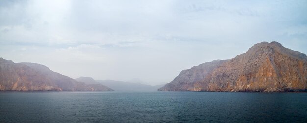 Paysage tropical de mer avec montagnes et fjords Oman