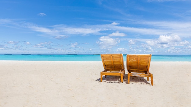 Paysage tropical relaxant avec chaises longues et belle mer de sable Vacances exotiques sur fond de plage