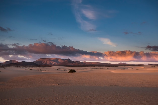 Paysage typique des dunes de sable et des volcans de Fuerteventura Îles Canaries Espagne