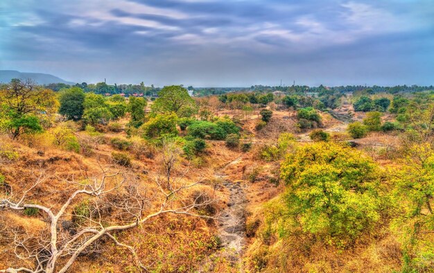 Photo paysage typique des grottes d'ellora pendant la saison sèche maharashtra inde