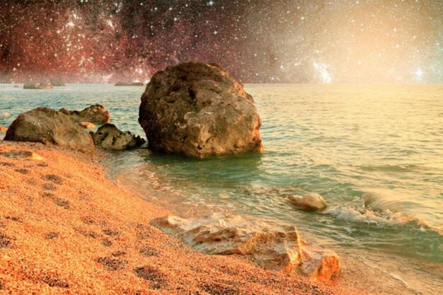 Paysage universel d'une planète extraterrestre avec de l'eau dans l'espace profond