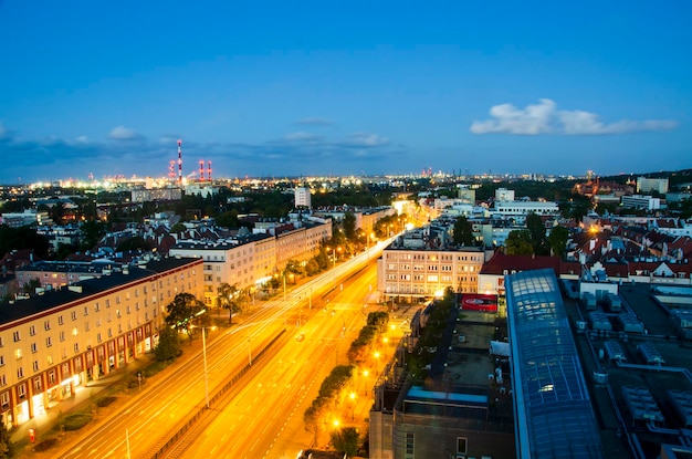 Paysage urbain aérien de Gdansk (Pologne) avec des bâtiments la nuit.