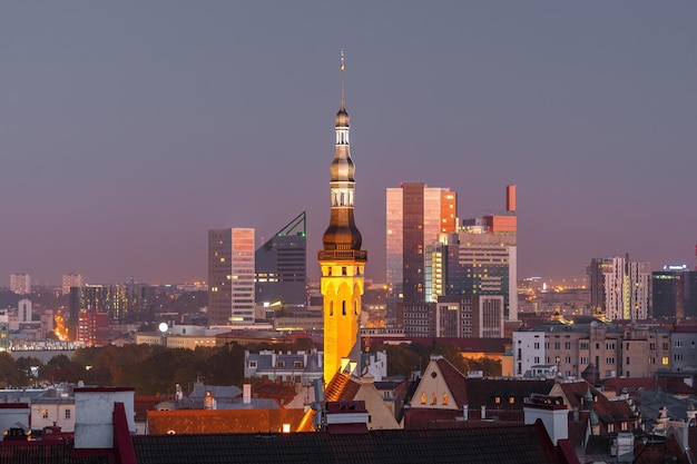 Paysage urbain aérien de nuit de Tallinn Estonie