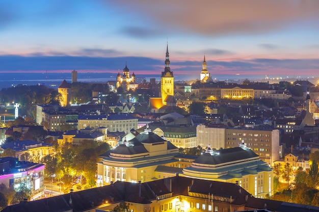 Paysage urbain aérien de nuit avec la vieille ville médiévale illuminée par la cathédrale de l'église Saint-Nicolas Église Sainte-Marie et la cathédrale Alexandre Nevski à Tallinn Estonie