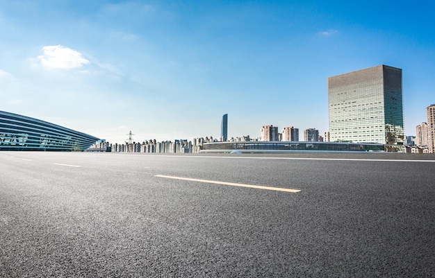 Le paysage urbain avec l'architecture moderne et le ciel bleu clair