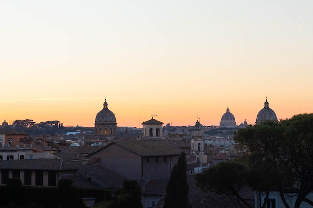 Paysage urbain au coucher du soleil avec des bâtiments historiques et un dôme dans la ville de Rome Italie