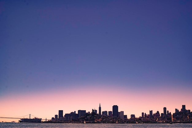 Photo le paysage urbain au coucher du soleil