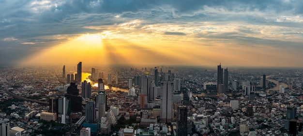 Paysage urbain au coucher du soleil