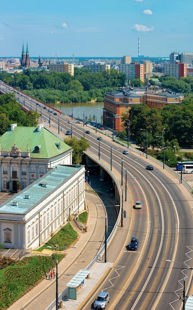 Paysage urbain avec l'autoroute et la Vistule à Varsovie en Pologne