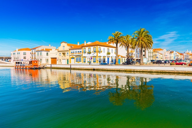 Paysage urbain d'Aveiro, une belle petite ville du Portugal, également connue sous le nom de "La Venise portugaise"