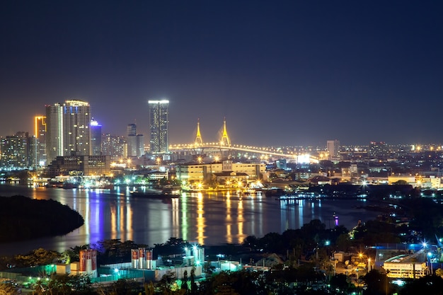 Paysage urbain de Bangkok. Vue de nuit de Bangkok du pont de Bhumibol